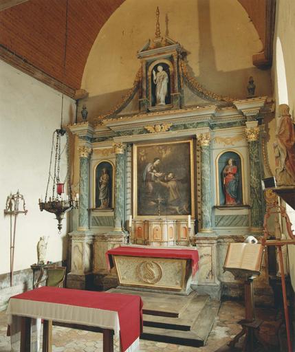 ensemble du retable avec tableau : Vierge présentant l'Enfant Jésus à saint Léonard, huile sur toile et statues : Vierge en prière, saint Jean, saint Léonard, bois polychrome et doré - © Ministère de la Culture (France), Médiathèque du patrimoine et de la photographie, diffusion RMN-GP