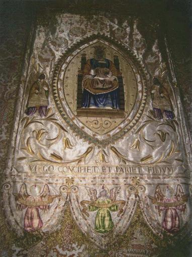 bannière de procession de la maîtrise de Notre-Dame, Vierge à l'Enfant et trois anges portant un phylactère - © Ministère de la Culture (France), Médiathèque du patrimoine et de la photographie (objets mobiliers), tous droits réservés