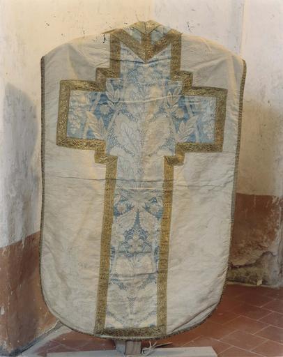 chasuble ivoire, orfrois bleu