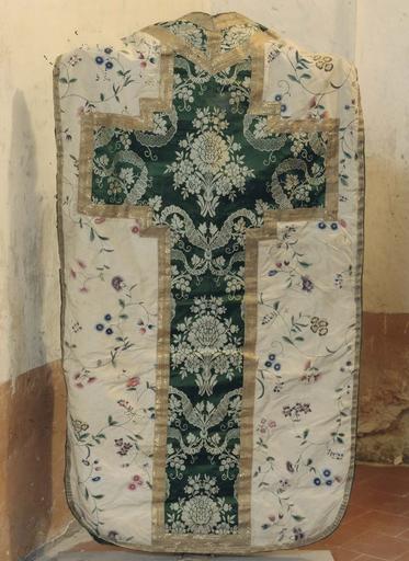 Chasuble, étole, manipule, bourse de corporal, voile de calice