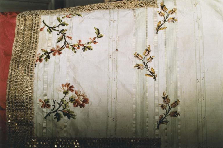 ornement liturgique, détail, motif floral