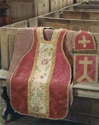 chasuble, manipule, bourse de corporal