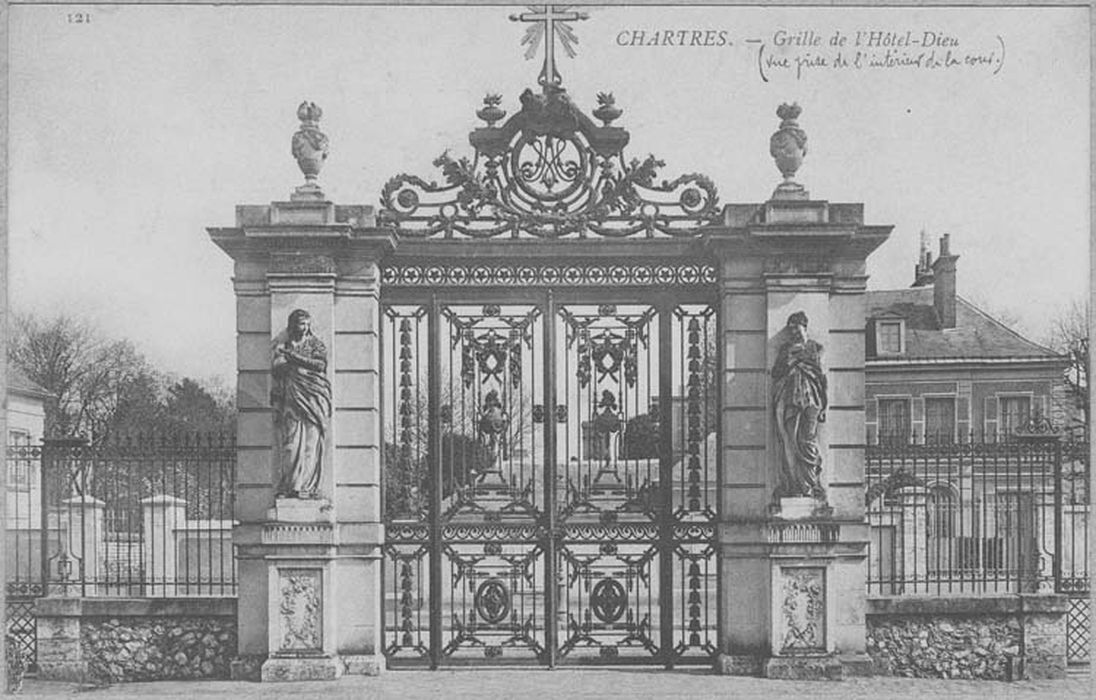 clôture de choeur de la cathédrale et 2 hauts-reliefs : la Foi et l'Humilité