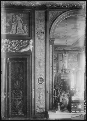 Salon des jeux de la reine. Boiseries et encadrement de la porte, décoration d'une pièce