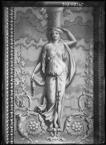 Salon des jeux de la reine. Boiseries de porte : détail d'un panneau, déesse portant un vase sur la tête