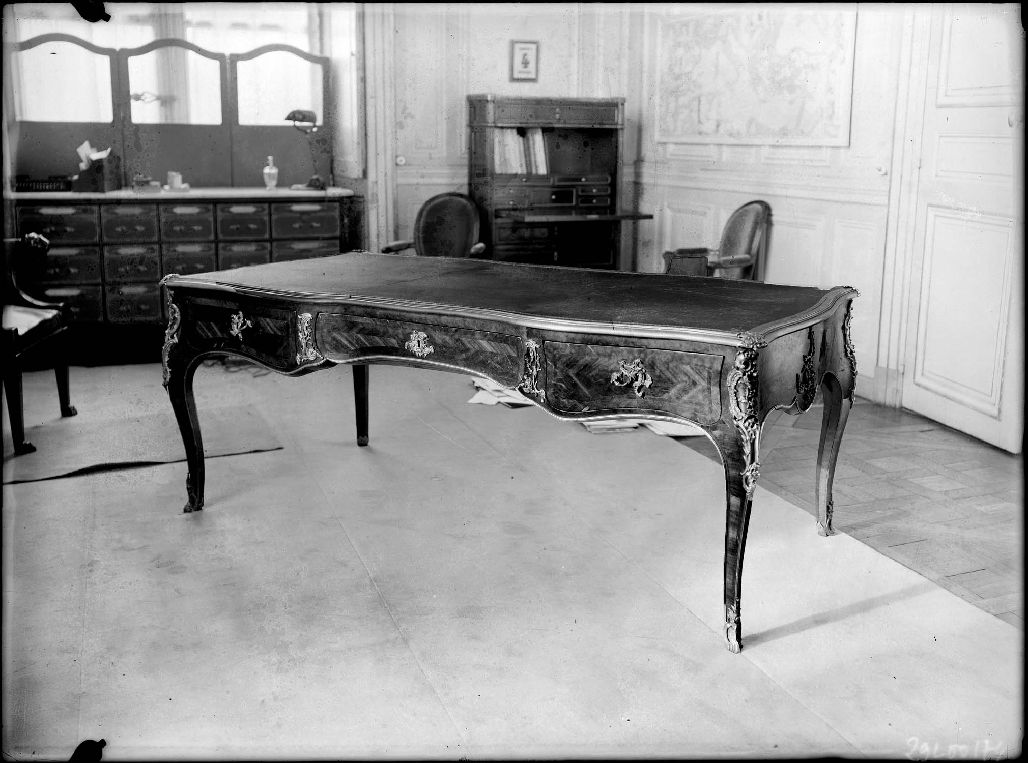 Bureau Louis XV attribué à Dubois, milieu XVIIIe siècle, IM447, classé Monuments historiques le 02 mai 1984.