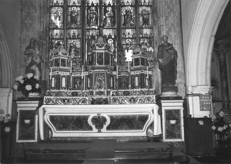 autel, retable, tabernacle, gradins d'autel, deux statuettes : Saint Pierre, Saint Marc, vue d'ensemble