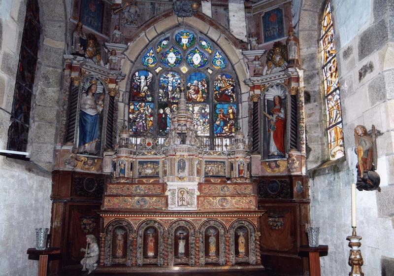 maître autel, gradins d'autel, tabernacle à ailes et exposition, retable et ses 2 statues : la Vierge à l'enfant et sainte Pitère, vue générale