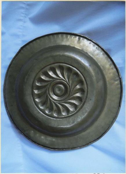 plat à offrandes, revers, vue générale - © Ministère de la Culture (France), Médiathèque du patrimoine et de la photographie (objets mobiliers), tous droits réservés