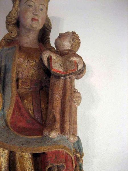 statue : Vierge à l'enfant assise, dite Notre-Dame de Kerzéan. Détail de l'enfant.