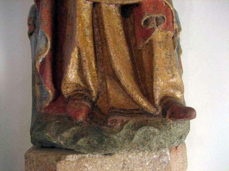 statue : Vierge à l'enfant assise, dite Notre-Dame de Kerzéan. Détail de la partie basse.