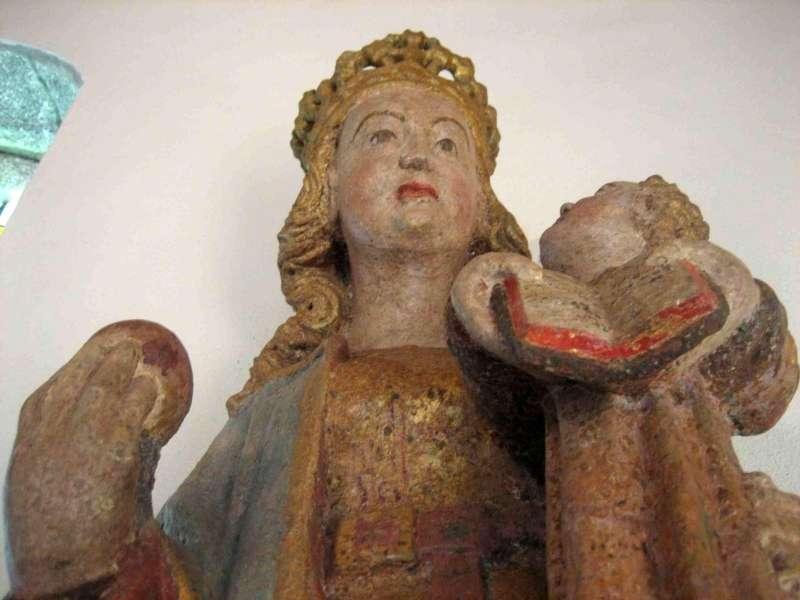 statue : Vierge à l'enfant assise, dite Notre-Dame de Kerzéan. Détail de la Vierge.