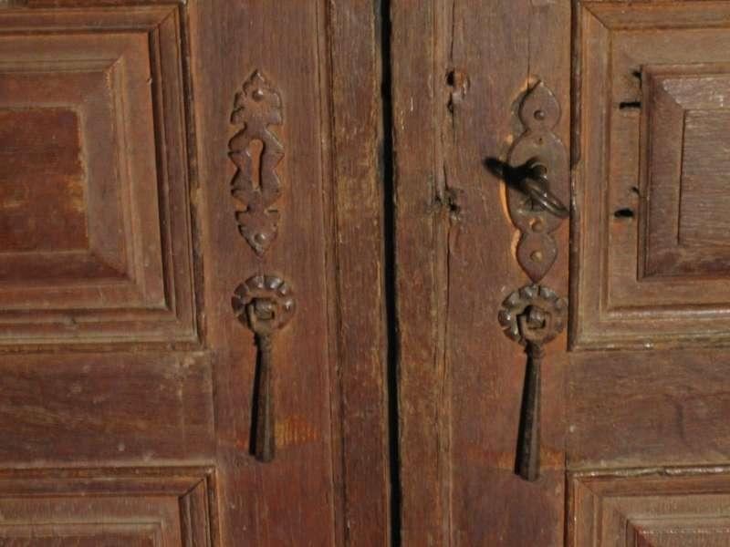 armoire de sacristie. Détail des serrureries.