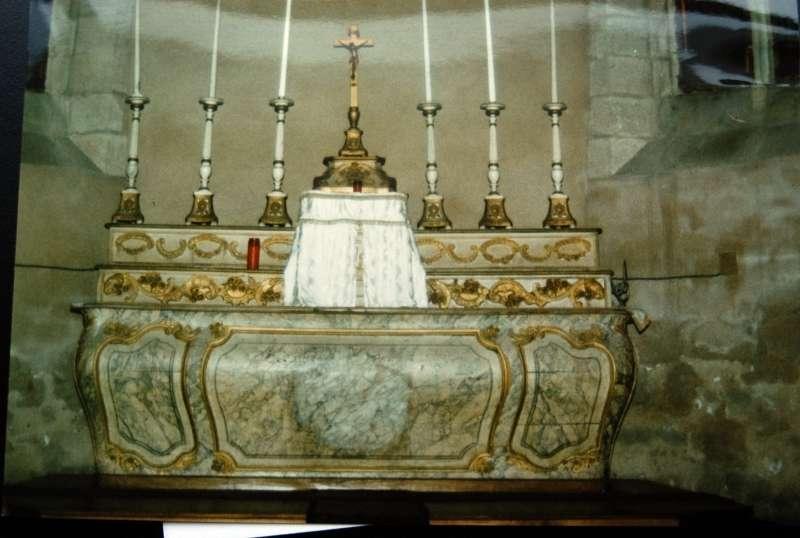 maître autel, 2 gradins d'autel , tabernacle, croix et 6 chandeliers d'autel. Vue générale. - © Ministère de la Culture (France), Médiathèque du patrimoine et de la photographie (objets mobiliers), tous droits réservés