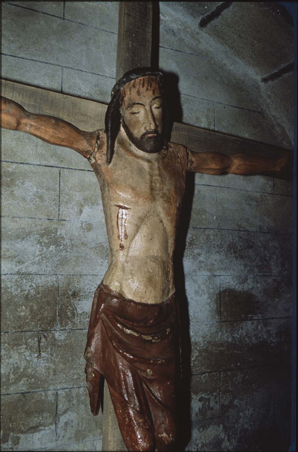 statue : Christ en croix, vue partielle