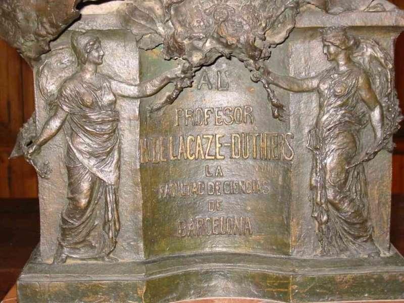 buste de Henri de Lacaze-Duthiers. Allégories et inscription. - © Ministère de la Culture (France), Médiathèque du patrimoine et de la photographie (objets mobiliers), tous droits réservés