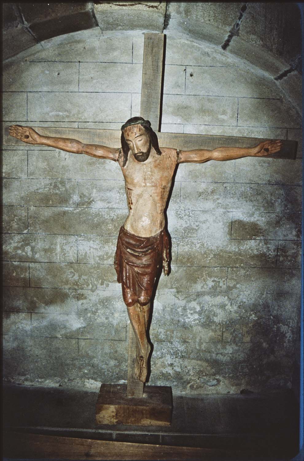 statue : Christ en croix, vue générale