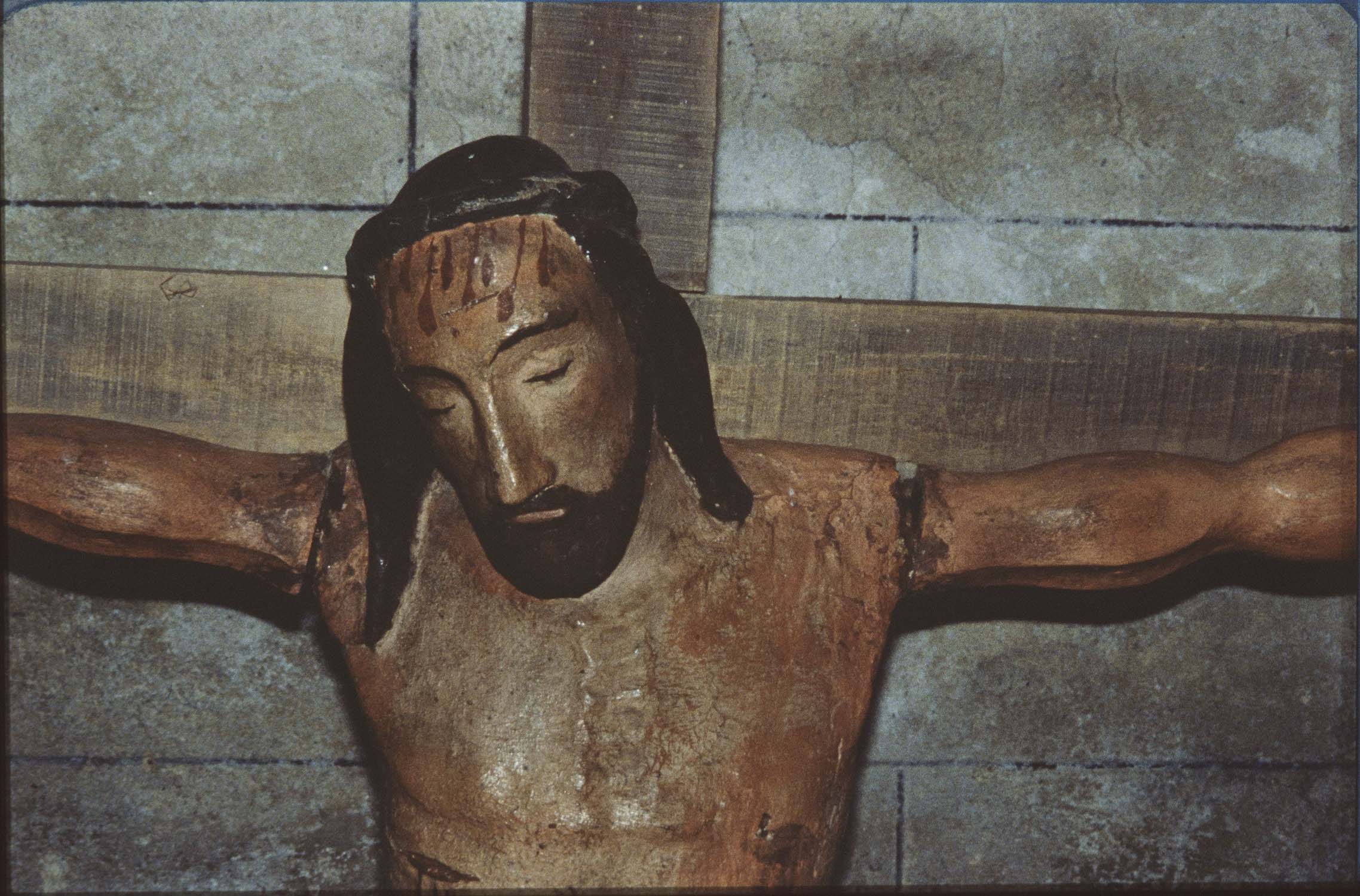 statue : Christ en croix, vue partielle