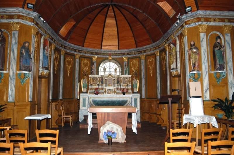 ensemble du maître-autel : autel, 2 gradins, tabernacle à ailes et ses statuettes, surmonté des statues de saint Sébastien et sainte Apolline