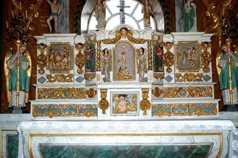 ensemble du maître-autel : 2 gradins, tabernacle à ailes et ses statuettes, surmonté des statues de saint Sébastien et sainte Apolline