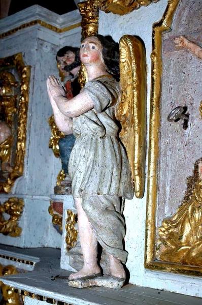 ensemble du maître-autel : tabernacle, statuette d'ange à gauche de la porte