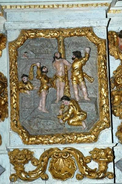 ensemble du maître-autel : tabernacle, bas-relief de la flagellation sur l'aile droite