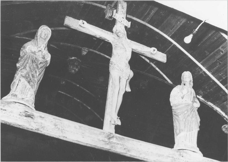 poutre de gloire : Le Christ en croix entre la Vierge et saint Jean, vue générale - © Ministère de la Culture (France), Médiathèque du patrimoine et de la photographie (objets mobiliers), tous droits réservés