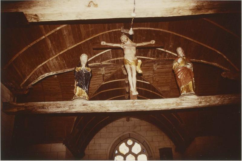 poutre de gloire : Le Christ en croix entre la Vierge et saint Jean, vue générale - © Ministère de la Culture (France), Médiathèque du patrimoine et de la photographie (objets mobiliers), tous droits réservés