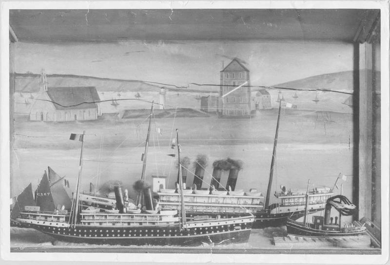 ex-voto : maquettes de bateaux navigant devant un paysage peint, vue générale