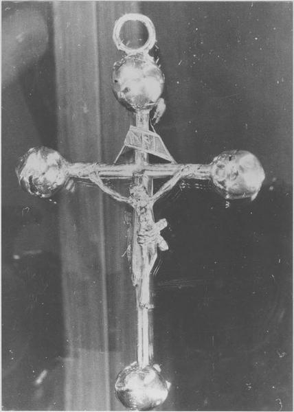 pendentif (croix de cou), vue générale du revers - © Ministère de la Culture (France), Médiathèque du patrimoine et de la photographie (objets mobiliers), tous droits réservés