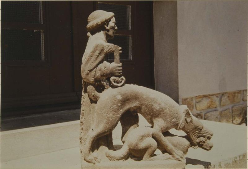 groupe sculpté : saint Tugen avec un chien enragé, vue générale - © Ministère de la Culture (France), Médiathèque du patrimoine et de la photographie (objets mobiliers), tous droits réservés