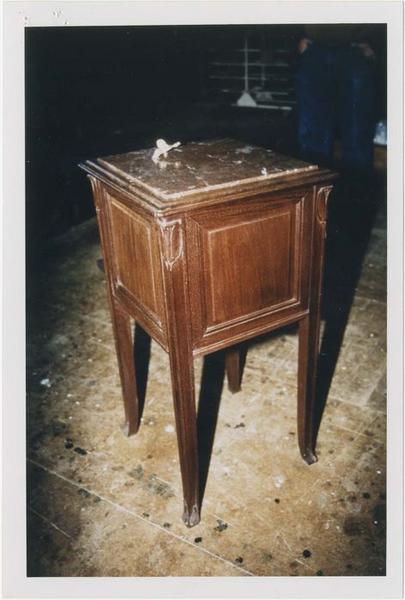 table de chevet, vue générale - © Ministère de la Culture (France), Médiathèque du patrimoine et de la photographie (objets mobiliers), tous droits réservés