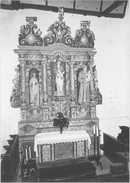 autel, gradins, retable, statues : sainte Catherine, sainte Anne et la Vierge, saint Antoine de Padoue, vue générale - © Ministère de la Culture (France), Médiathèque du patrimoine et de la photographie (objets mobiliers), tous droits réservés