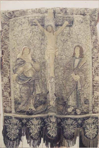 bannière de procession :  Crucifixion, vue générale - © Ministère de la Culture (France), Médiathèque du patrimoine et de la photographie (objets mobiliers), tous droits réservés