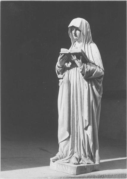 statue : sainte Nonne, vue générale - © Ministère de la Culture (France), Médiathèque du patrimoine et de la photographie (objets mobiliers), tous droits réservés