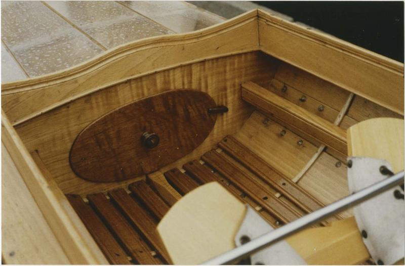 bateau de loisirs sportifs : canot à avirons à ban mobile dit Fanny, détail