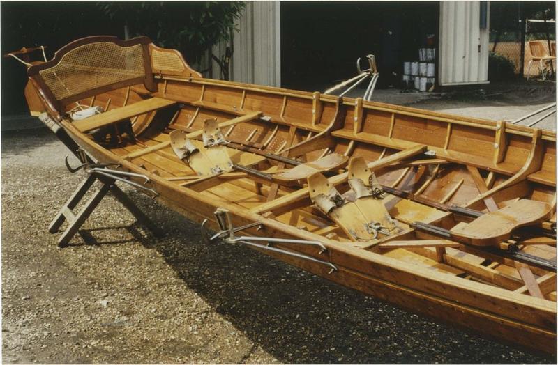bateau de promenade : yole de promenade à deux rameurs dit Goon, vue partielle