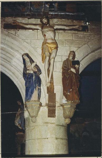 groupe sculpté : Le Christ entre la Vierge et saint Jean (La Crucifixion), vue générale - © Ministère de la Culture (France), Médiathèque du patrimoine et de la photographie (objets mobiliers), tous droits réservés