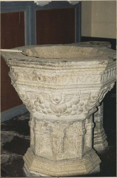 fonts baptismaux, vue générale - © Ministère de la Culture (France), Médiathèque du patrimoine et de la photographie (objets mobiliers), tous droits réservés