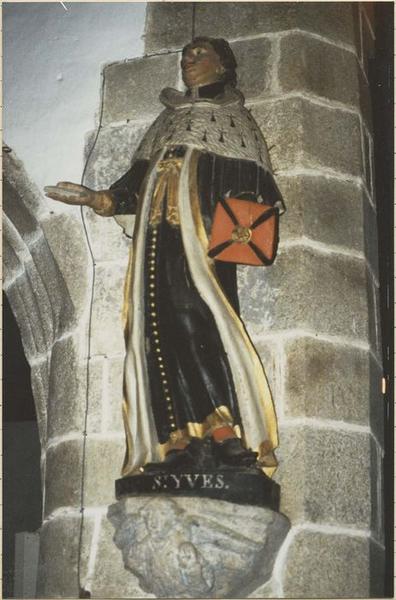 statue : saint Yves, vue générale