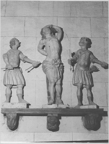 groupe sculpté : saint Sébastien entre ses deux archers, vue générale - © Ministère de la Culture (France), Médiathèque du patrimoine et de la photographie (objets mobiliers), tous droits réservés