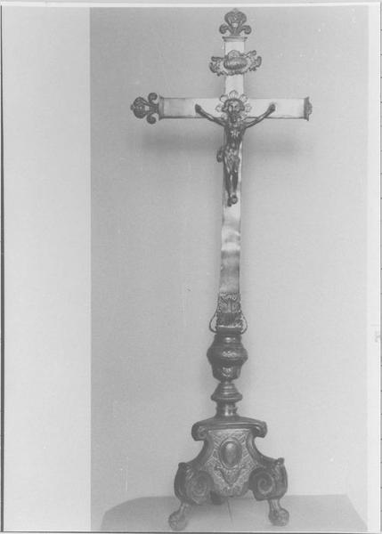 garniture d'autel : croix d'autel, vue générale