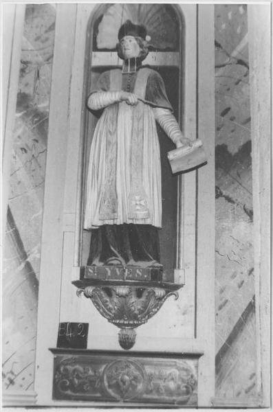 statue : saint Yves, vue générale