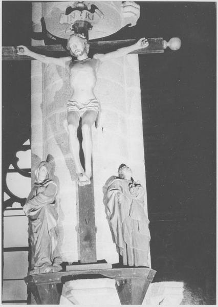 groupe sculpté : Le Christ en Croix, la Vierge et saint Jean, vue générale