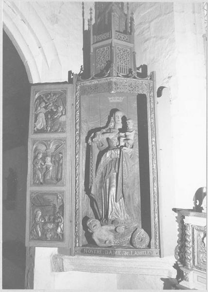 statue : Vierge à l'enfant dite Notre-Dame de Lannellec, niche, vue générale - © Ministère de la Culture (France), Médiathèque du patrimoine et de la photographie (objets mobiliers), tous droits réservés