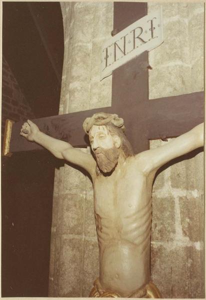 statue : Christ en croix, vue partielle