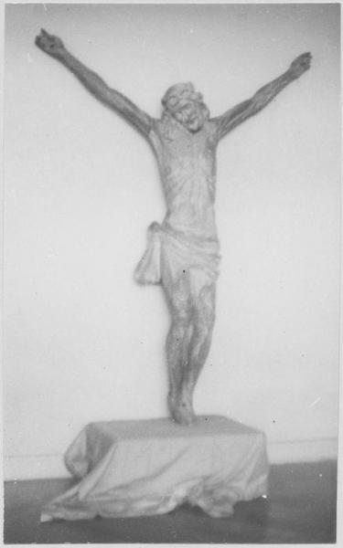 statue : Christ en croix, vue générale