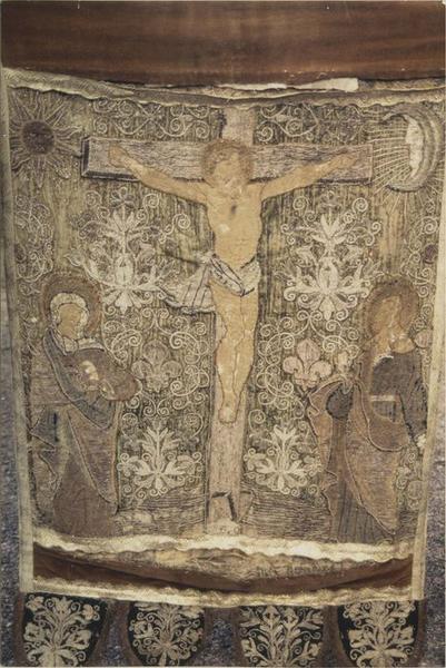 bannière de procession : Crucifixion, vue générale