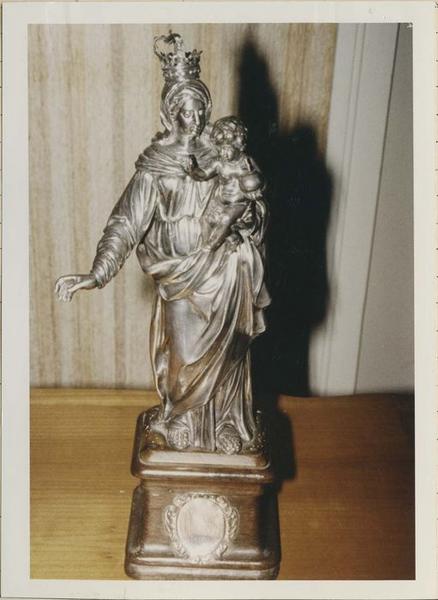 statuette : Vierge à l'enfant, socle, vue générale - © Ministère de la Culture (France), Médiathèque du patrimoine et de la photographie (objets mobiliers), tous droits réservés