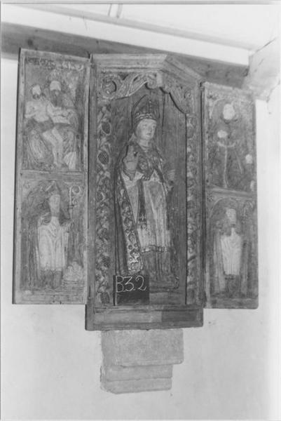 statue et niche à volets : Saint Eloi dans une niche avec la Trinité et Saint Nicolas à gauche, Saint François d'Assise et Saint Evêque à droite